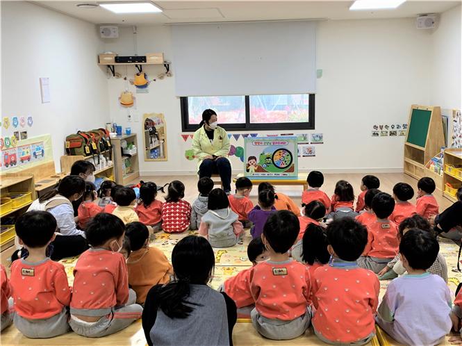 사진1 서구어린이급식관리센터가 서구 지역 어린이집 아동들을 대상으로 ‘식품구성자전거 타고 건강나라로!’라는 주제의 교육을 진행했다